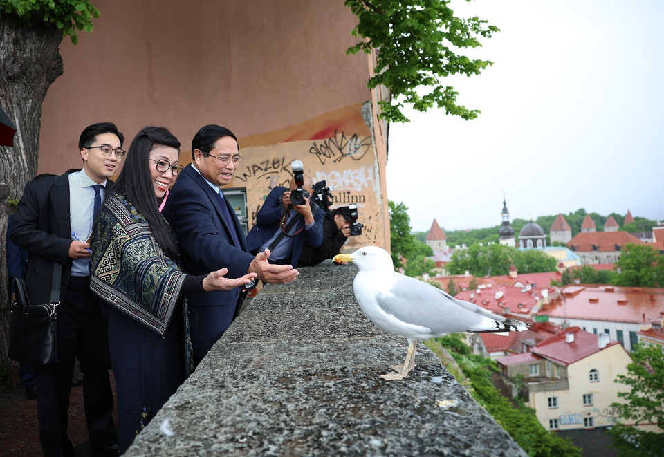 Prime Minister Pham Minh Chinh and his spouse visit Tallinn Old Town. (Photo: VNA)