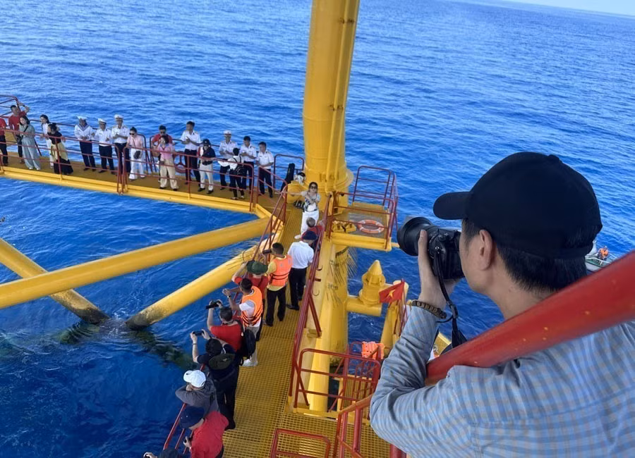 Reporters record the exchange between a working group and soldiers on the DK1 Phuc Tan Platform (2023). (Photo: VNA)