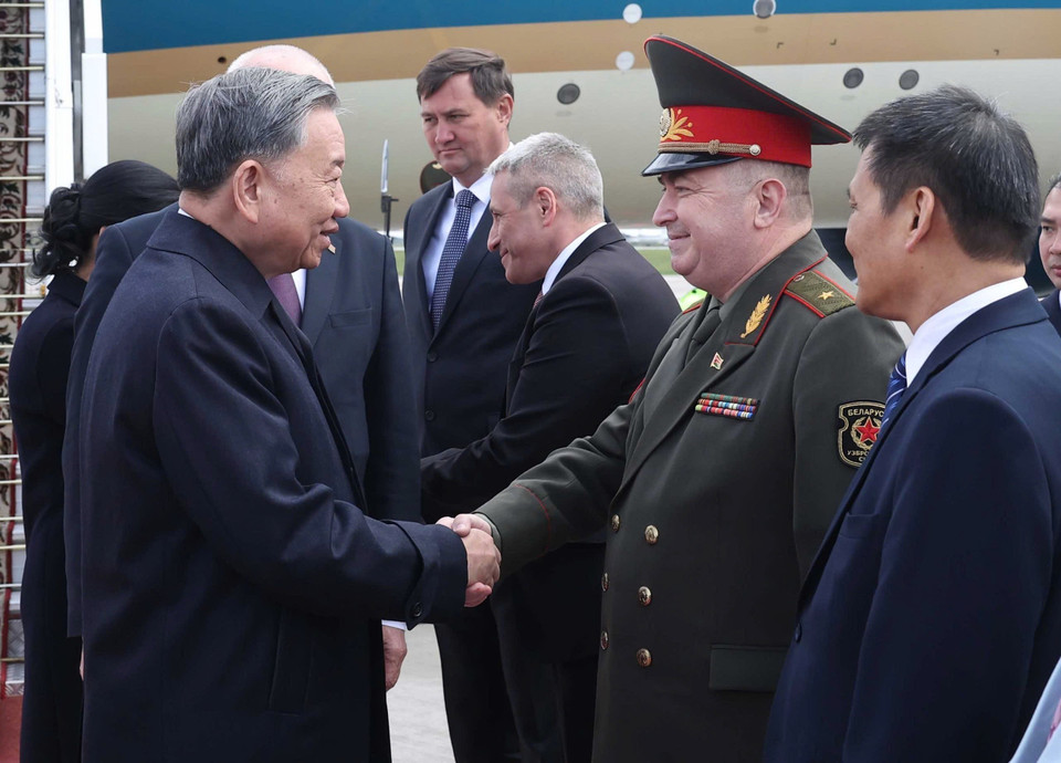 Belarusian officials welcome General Secretary To Lam and his wife at Minsk International Airport. (Photo: VNA)