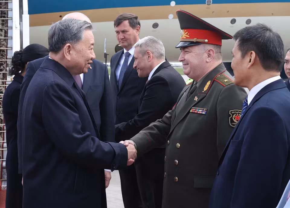 Belarusian officials welcome General Secretary To Lam and his wife at Minsk International Airport. (Photo: VNA)