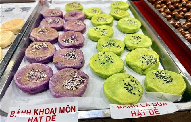 Taro cake coloured with pandan leaves. (Photo: VNA)