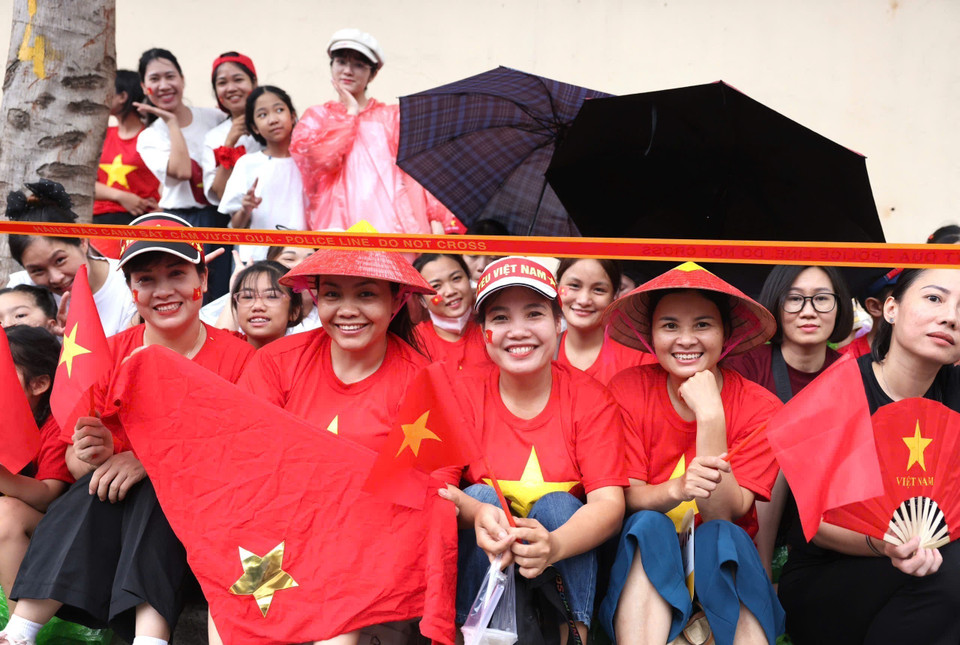 Resident wear outfits in the red colour of the national flag. (Photo: VNA)