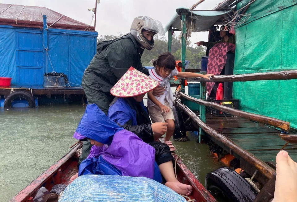 Authorities in the Co To special zone resolutely evacuate residents from dangerous areas. (Photo: VNA)