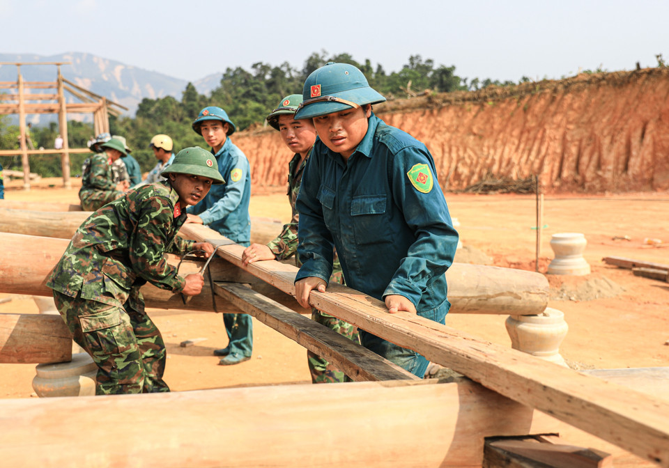 Soldiers and militia help people build stilt houses in Muong Pon 2 village. (Photo: VNA)