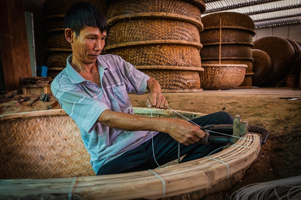 A step in the traditional basket boat-making process. (Photo: VNA)