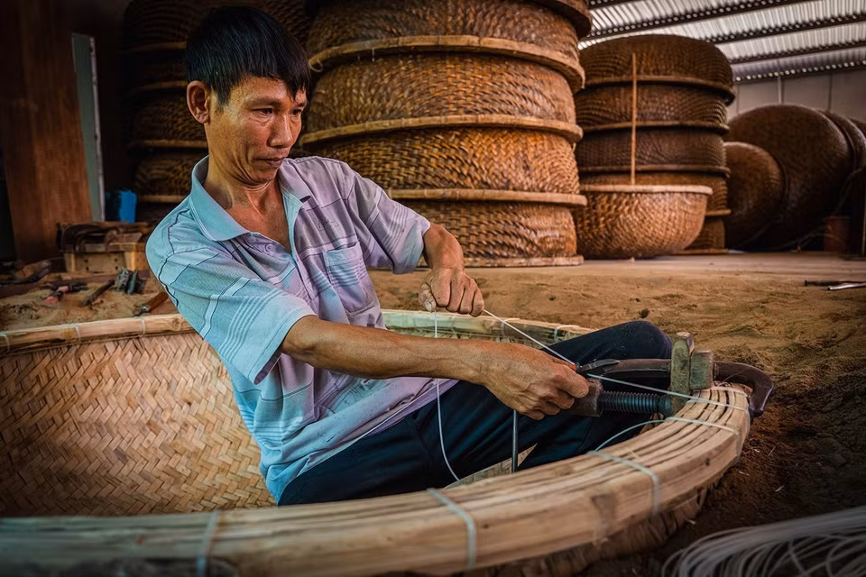 A step in the traditional basket boat-making process. (Photo: VNA)