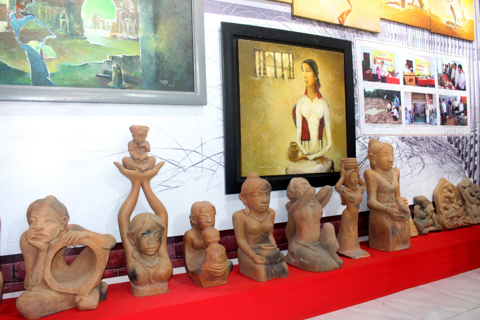 **Photo 8** Ceramic and porcelain statues. (Photo: VNA)