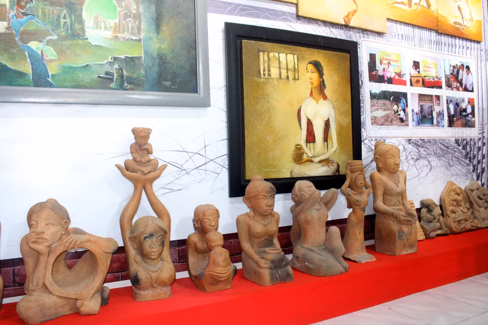**Photo 8** Ceramic and porcelain statues. (Photo: VNA)