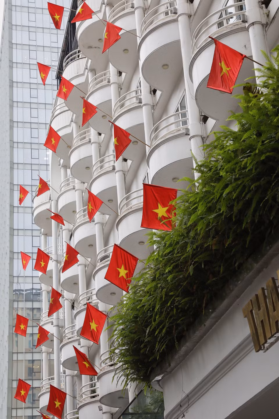 A hotel on Tong Dan street hangs the national flag to celebrate the April 30 holiday. (Photo: VNA)