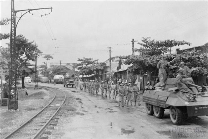 As French troops retreat, the Capital Regiment advances from O Cau Giay to take over positions across the city on October 9, 1954. (File photo: VNA)