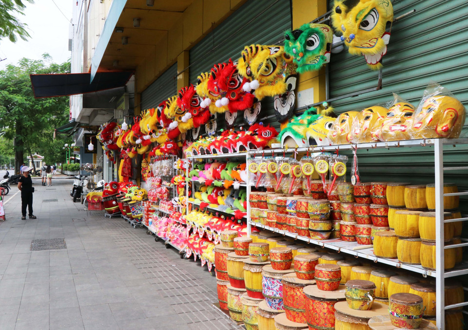 Lion heads and related products displayed for sale on Tran Hung Dao Street, Phu Xuan ward, Hue city. (Photo: VNA)