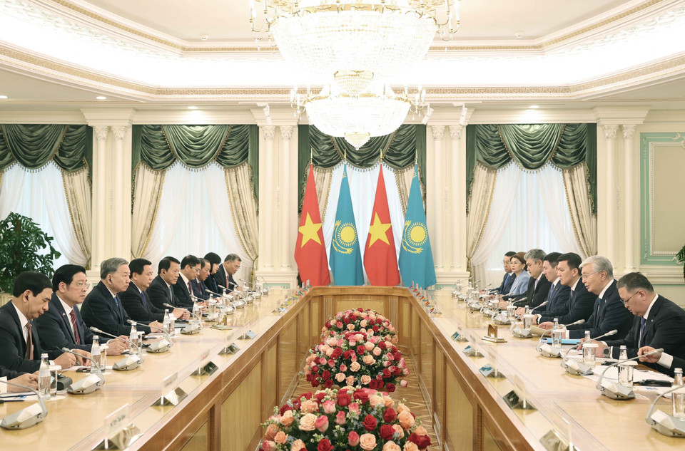General Secretary To Lam and President Kassym-Jomart Tokayev hold state-level talks. (Photo: VNA)