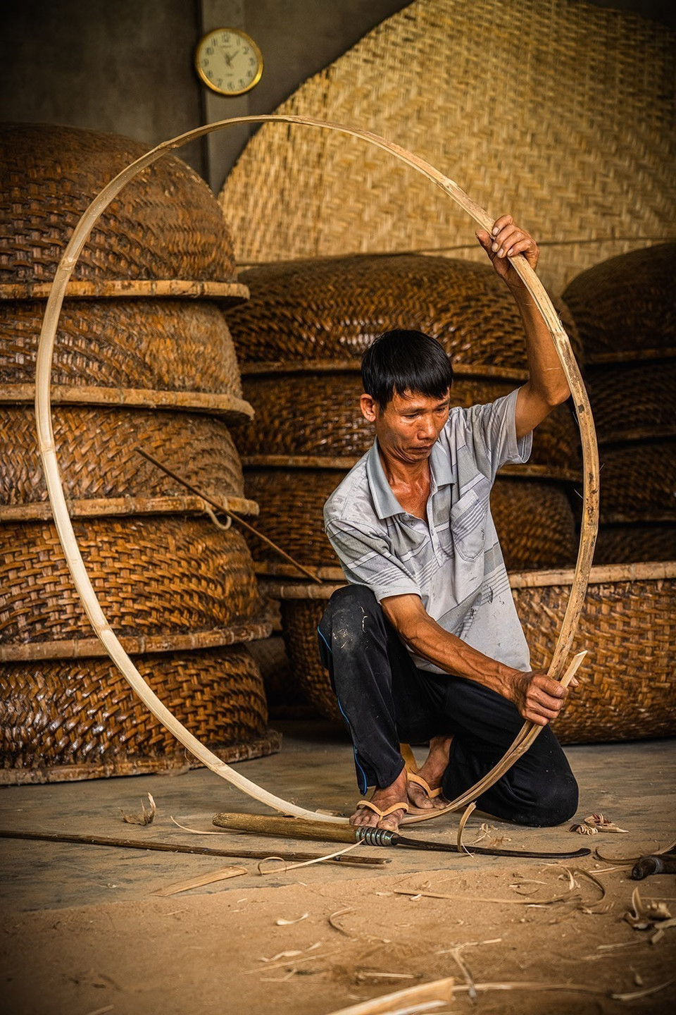 All stages of crafting a basket boat are done meticulously by hand. (Photo: VNA)