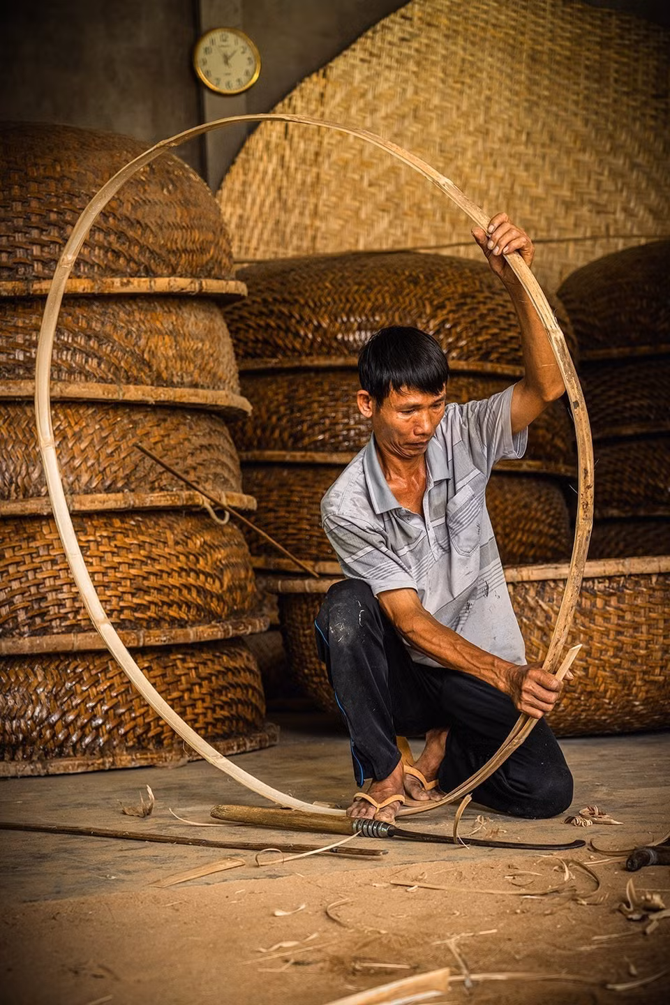 All stages of crafting a basket boat are done meticulously by hand. (Photo: VNA)