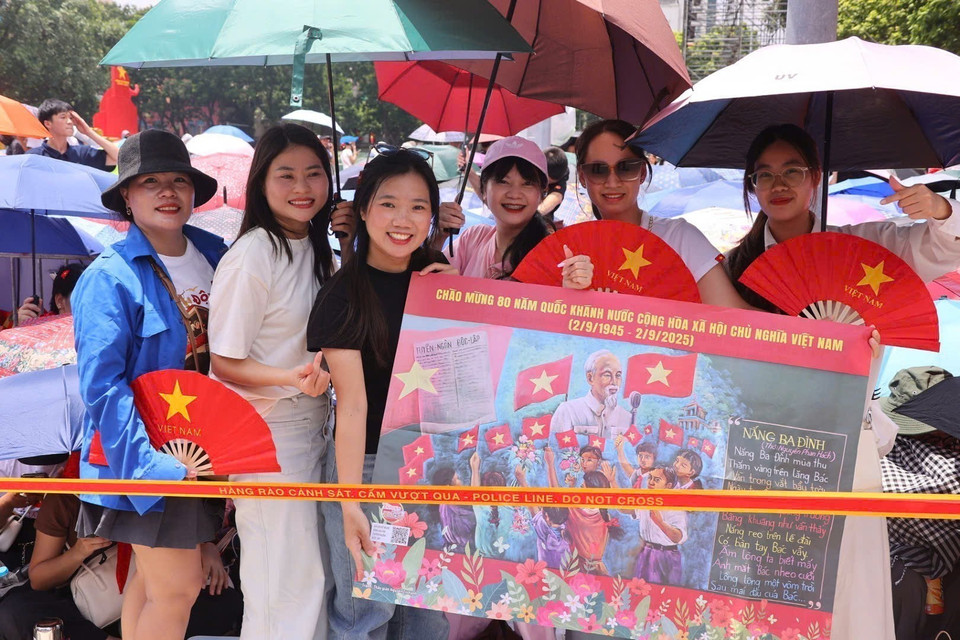 Hanoi residents gather early to watch the second grand rehearsal of the parade in preparation for the A80 celebration. (Photo: VNA)