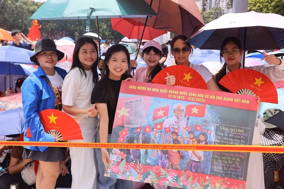 Hanoi residents gather early to watch the second grand rehearsal of the parade in preparation for the A80 celebration. (Photo: VNA)