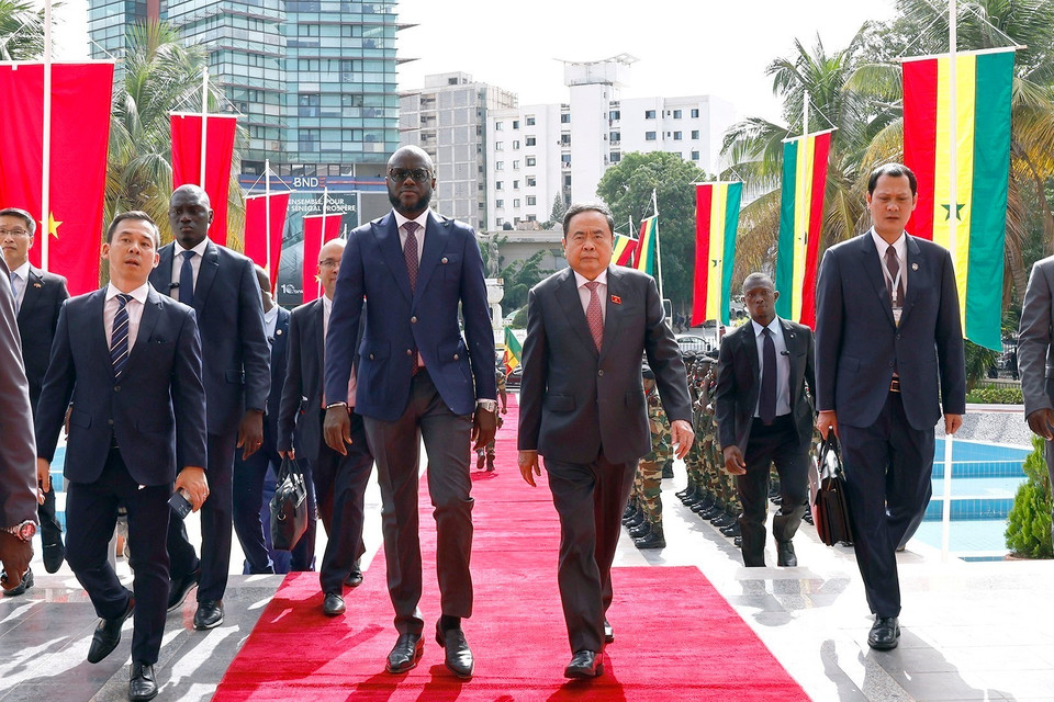 President Malick Ndiaye presides over the welcome ceremony for Chairman Tran Thanh Man. (Photo: VNA)