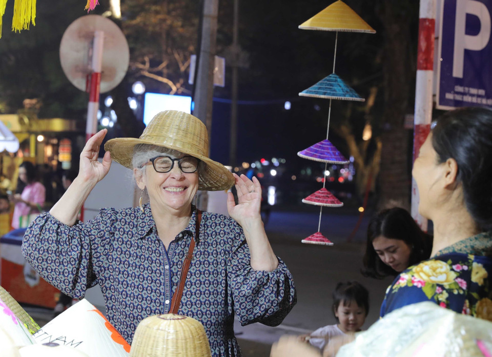 International guests are delighted with traditional Vietnamese products at the Hanoi Tourism Gift Festival 2025. (Photo: VNA)
