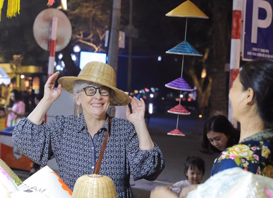 International guests are delighted with traditional Vietnamese products at the Hanoi Tourism Gift Festival 2025. (Photo: VNA)