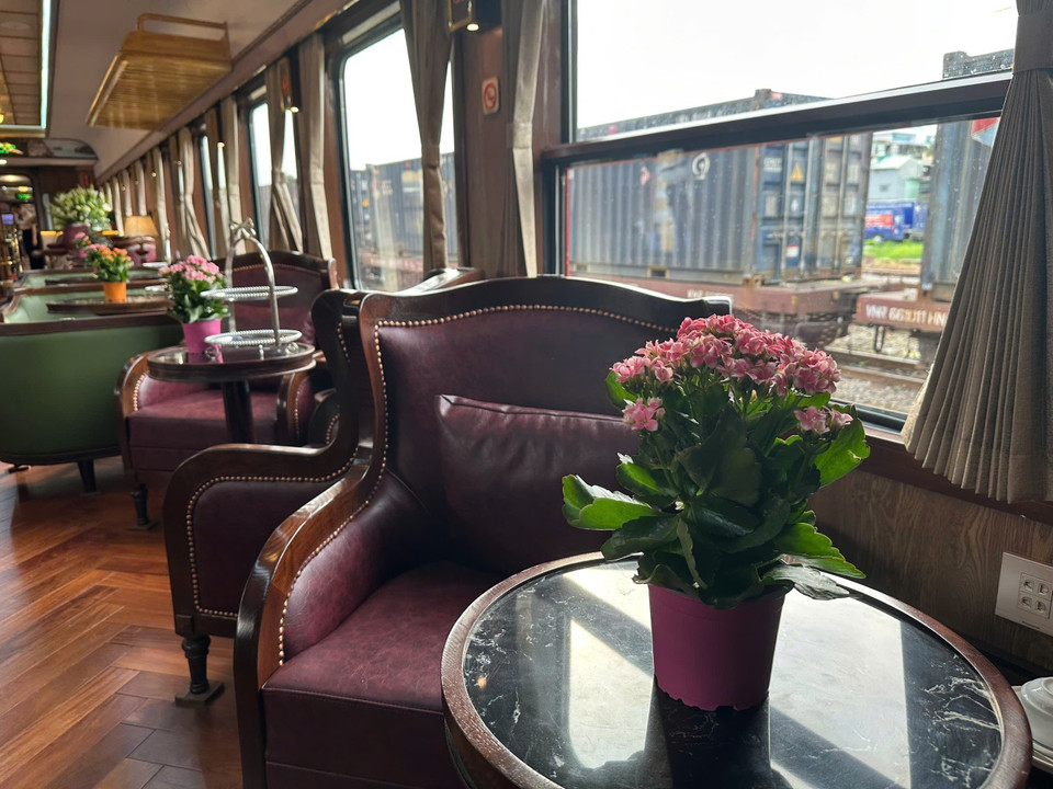 The “Flamboyant Flower” train has been completely refurbished with modern carriages, including a 34-seat VIP coach featuring Indochine-style interiors, semi-automatic doors, LED screens, and free Wi-Fi. (Photo: VNA)