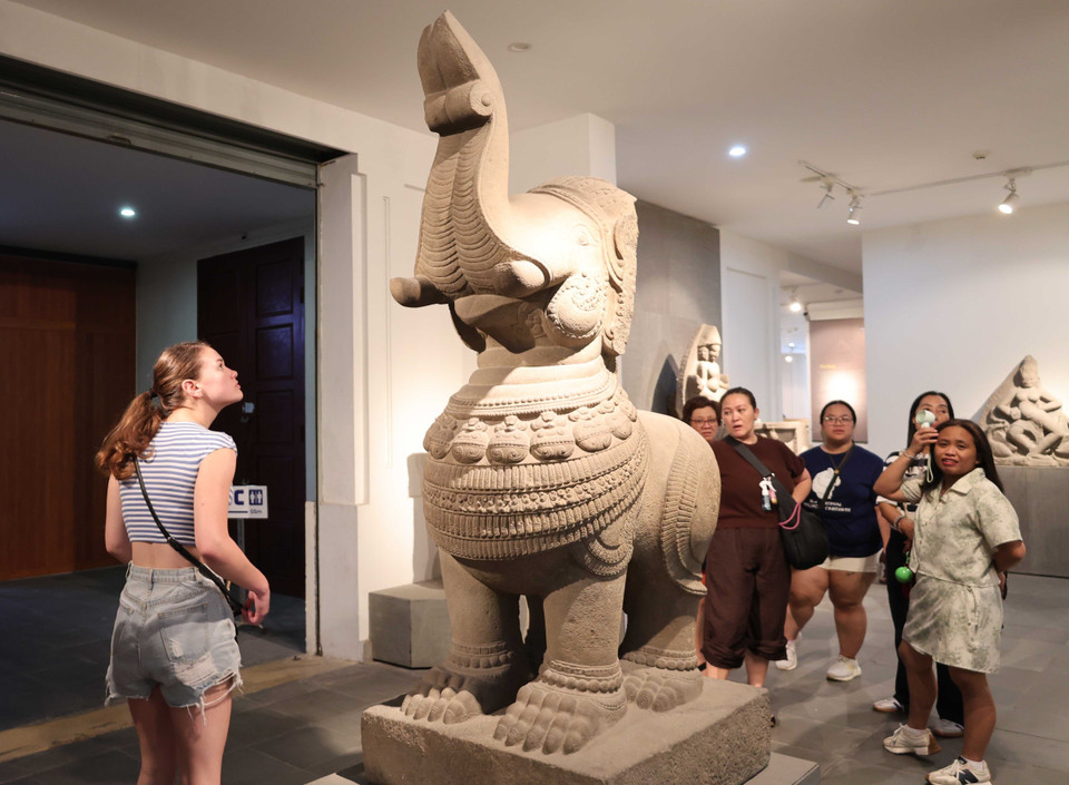 Foreign tourists explore artefacts on display at the Museum of Cham Sculpture. (Photo: VNA)