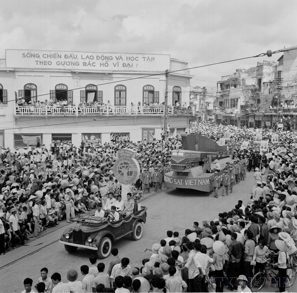 Tens of thousands of Hanoians welcome the marching contingents on the morning of September 2, 1975. (Photo: VNA)