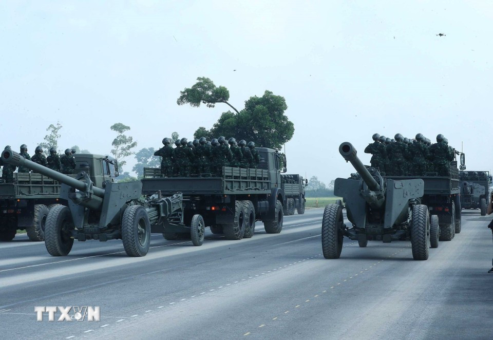 Artillery units showcase heavy guns during the rehearsal. (Photo: VNA)