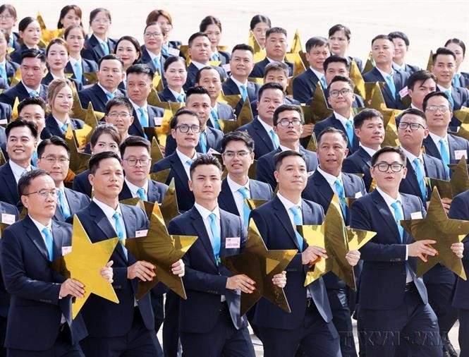The bloc of Vietnamese entrepreneurs joins the parade celebrating the 80th anniversary of the August Revolution and National Day (September 2, 1945 – September 2, 2025) at Ba Dinh Square, Hanoi. (Photo: VNA)
