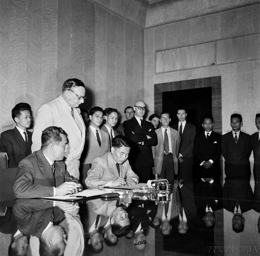 At midnight on July 20, 1954, in Geneva, Switzerland, the Agreement on the Cessation of Hostilities in Vietnam is signed. This is a historic turning point in Vietnam’s arduous struggle against French colonialists and a landmark achievement of the country’s revolution and diplomacy. (Photo: VNA)