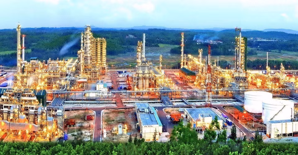 Dung Quat Oil Refinery, the first of its kind and second largest in Vietnam, plays a vital role in the national energy sector. (Photo: VNA)
