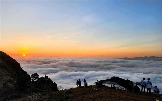 Visitors chasing clouds at Dong Cao Plateau. (Photo: VNA)
