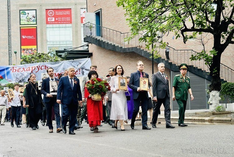 Delegates participate in the “Immortal Regiment” parade, in memory of those who died in the Great Patriotic War, jointly organized by the Embassy of the Russian Federation in Vietnam and the Russian Center for Science and Culture in Hanoi (May 3, 2024). (Photo: VNA)