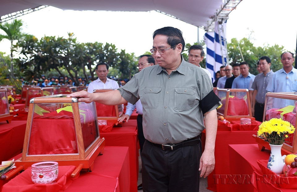 Prime Minister Pham Minh Chinh attends the memorial and reburial ceremony for the remains of Vietnamese volunteer soldiers and experts at Doc Ba Dac Martyrs' Cemetery, An Giang province (July 2025). (Photo: VNA)
