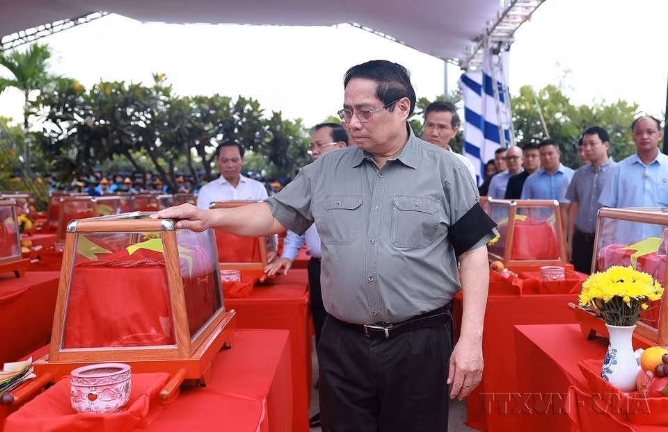 Prime Minister Pham Minh Chinh attends the memorial and reburial ceremony for the remains of Vietnamese volunteer soldiers and experts at Doc Ba Dac Martyrs' Cemetery, An Giang province (July 2025). (Photo: VNA)