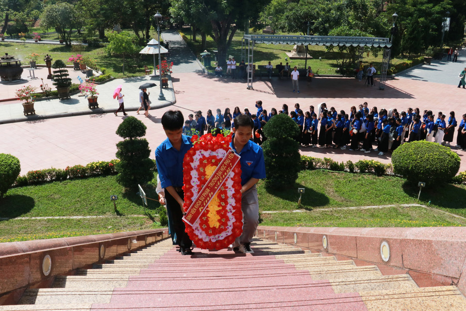People and visitors present flowers and incense at the Quang Tri Ancient Citadel. (Photo: VNA)