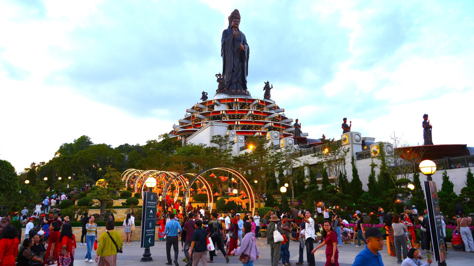 Continuously upgrading the landscape and innovating tourism products, the Ba Den Mountain National Tourist Area has truly become a cultural destination, attracting both domestic and foreign tourists. (Photo: VNA