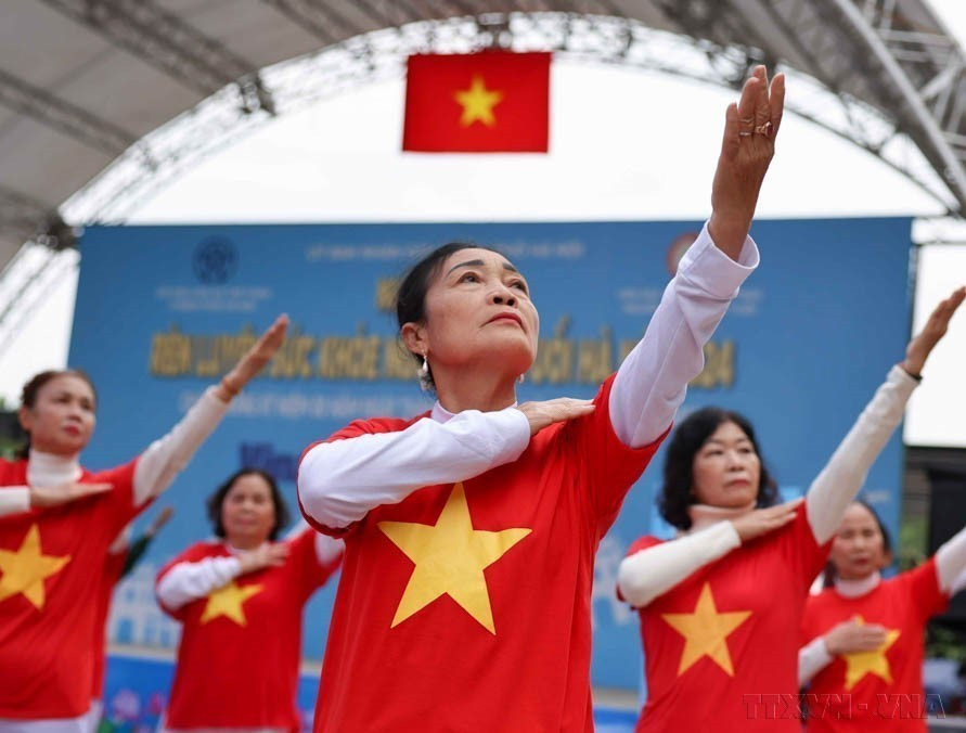 Elderly citizens join the Hanoi Senior Fitness Day 2024 to promote exercise and healthy living in the community (December 13, 2024). (Photo: VNA)