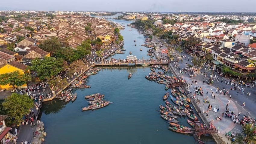Hoi An Ancient Town remains one of the country’s leading destinations, contributing to the remarkable achievements of Vietnam’s tourism sector in recent years. (Photo: VNA)