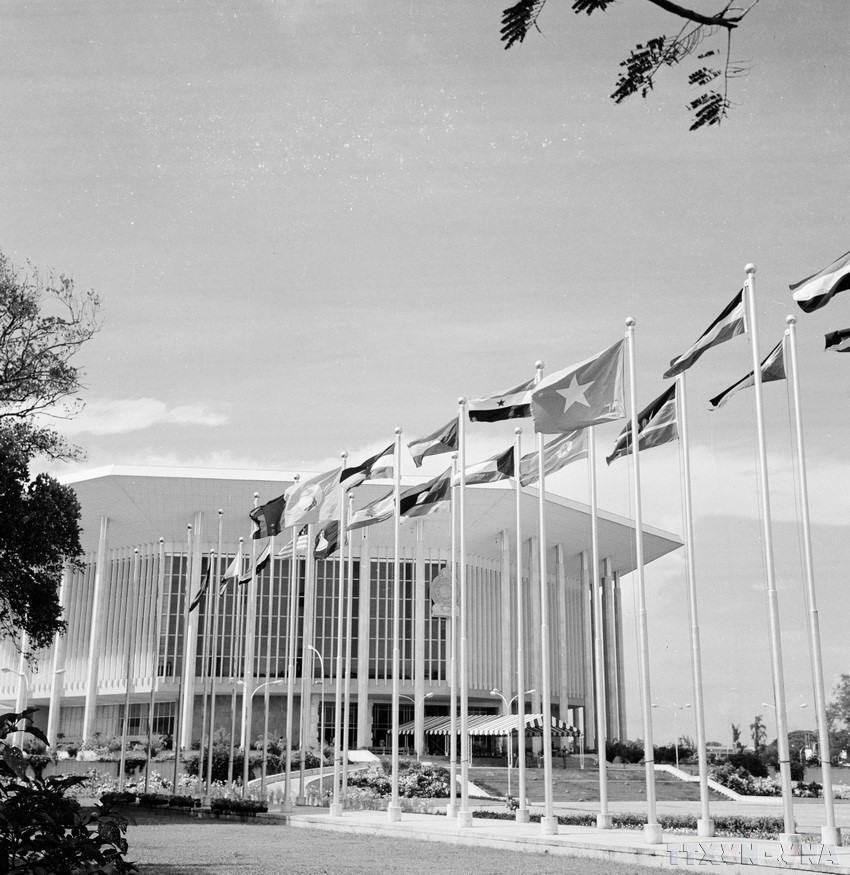 After the national reunification, the diplomacy sector plays an essential role in gradually integrating Vietnam into the region and the world with the signing of hundreds of international treaties and agreements. In photo: Vietnam’s flag flying at the 5th Summit of the Non-Aligned Movement in Colombo, Sri Lanka, 1976. (Photo: VNA)