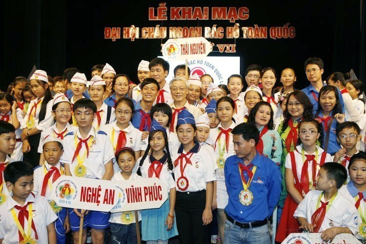 National Assembly Chairman Nguyen Phu Trong with delegates at the opening ceremony of the 7th National Uncle Ho's Good Children Congress in Hanoi on July 18, 2010. (Photo: VNA)
