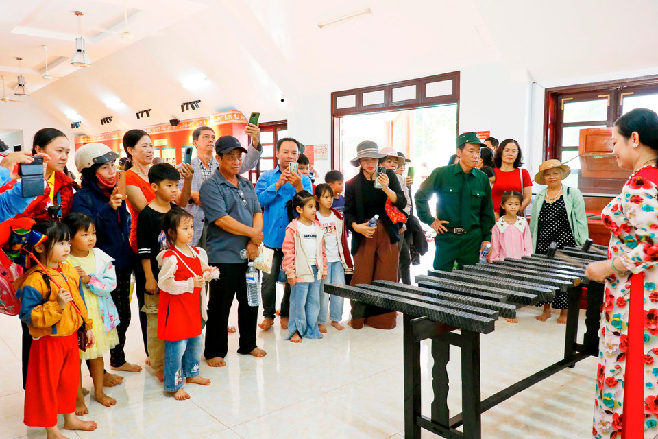 Tourists enjoy a lithophone performance at the S'tieng Ethnic Culture Preservation Area in Bom Bo Hamlet, Dong Nai province. (Photo: VNA)