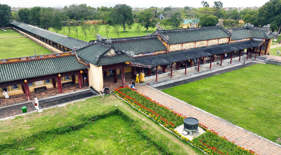 The Hue Imperial Citadel consists of two main areas: The Imperial City and the Forbidden City, each comprising various architectural structures. The Imperial City includes Ngo Mon Gate and Thai Hoa Palace, while the Forbidden City, reserved for the emperor and royal family, includes the Great Palace Gate, Can Chanh Palace, Thai Binh Pavilion, and Dien Tho Residence. (Photo: VNA)