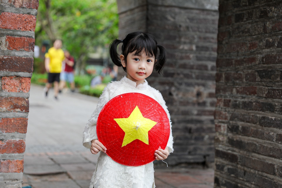 A child enjoys an outing on the morning of April 30, 2025. (Photo: VNA)