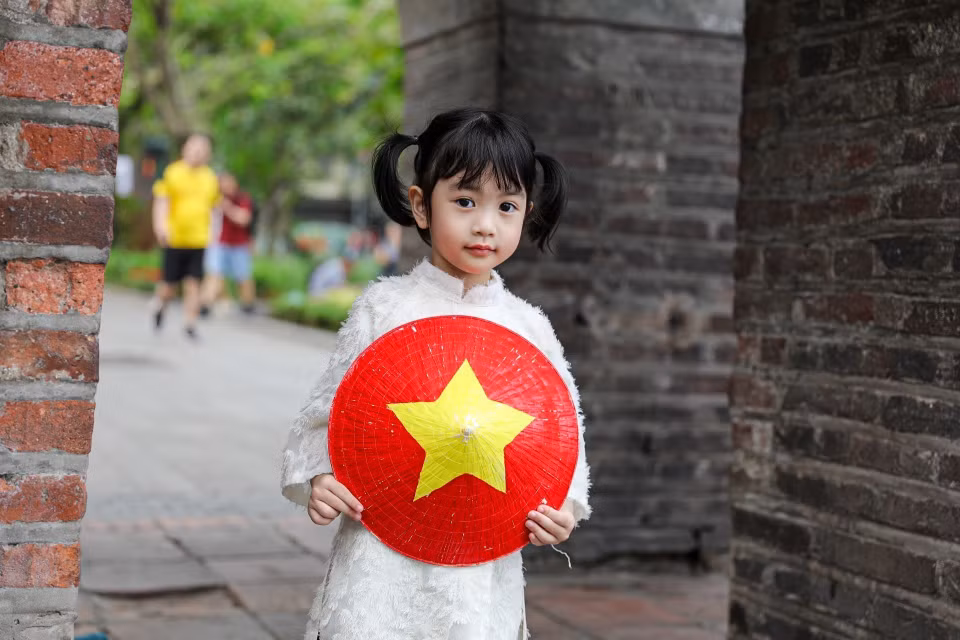 A child enjoys an outing on the morning of April 30, 2025. (Photo: VNA)