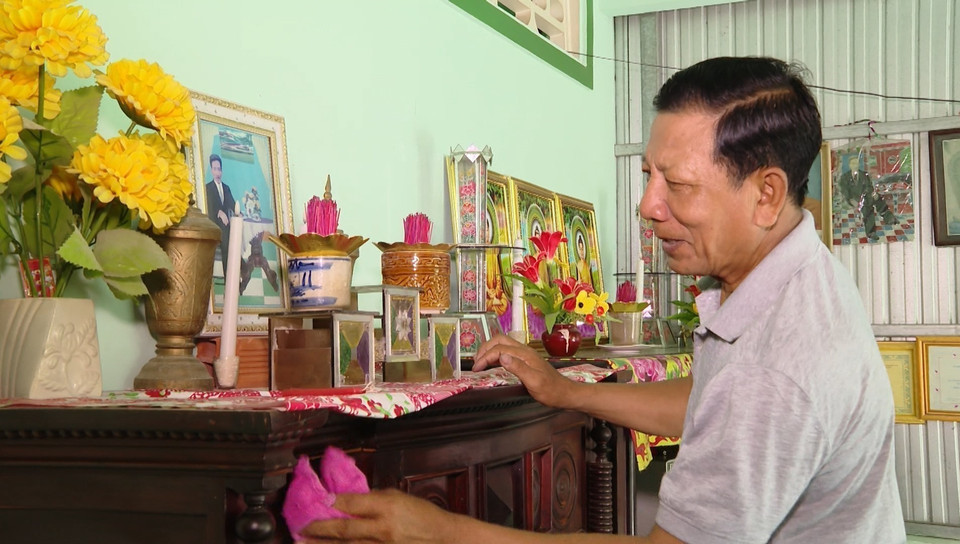 Khmer families in Ca Mau clean and arrange ancestral altars with fruit and offerings to pay tribute to their forebears. (Photo: VNA)