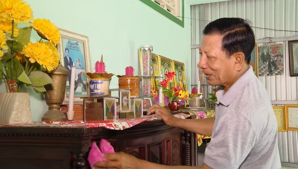 Khmer families in Ca Mau clean and arrange ancestral altars with fruit and offerings to pay tribute to their forebears. (Photo: VNA)
