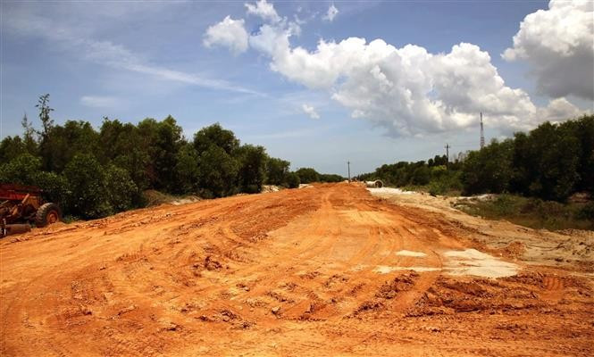 The road section through Vinh Hoang commune has just completed the roadbed construction. (Photo: VNA)
