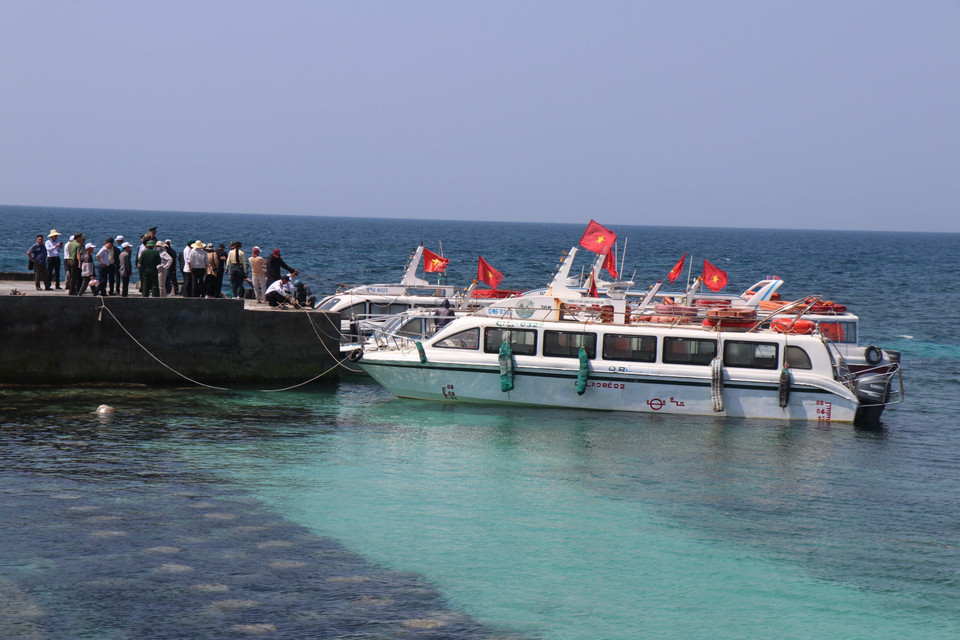 From Lon (Big) Island, tourists can visit Be Island by speedboat in 15 minutes. (Photo: VNA)