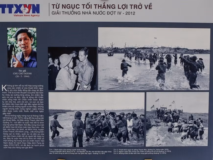 Photographer Chu Chi Thanh is honoured with both the Ho Chi Minh Prize and the State Prize for Literature and Arts. In the photo: The series “Returning triumphantly from the dungeon” wins the State Prize in 2012. (Photo: VNA)