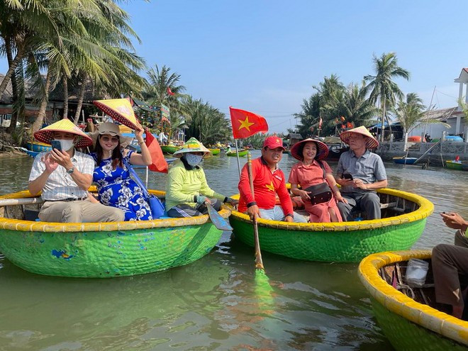 Tourists enjoy a ride in basket boats paddled by locals through the water coconut forest in Bay Mau coconut forest, Hoi An (Da Nang city). (Photo: Vietnam+)